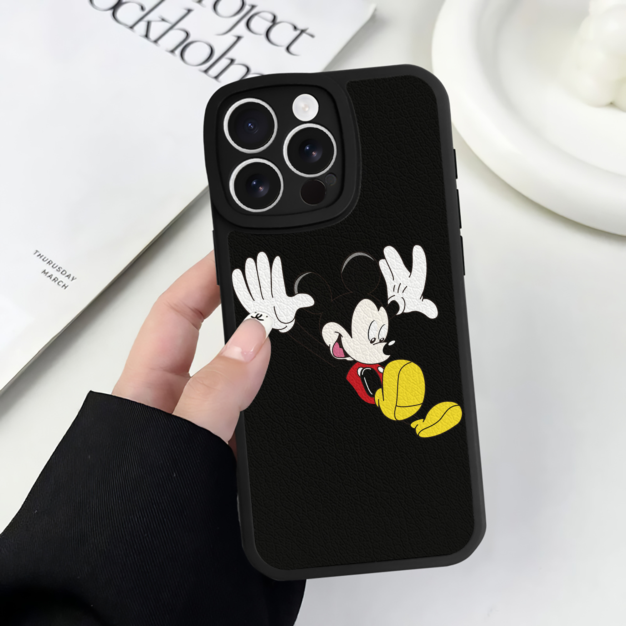 （画像用） ミッキーマウス Mickey Mouse 【iPhone 16シリーズ対応】シリコンスマホケース（レザー調） 材質：シリコン